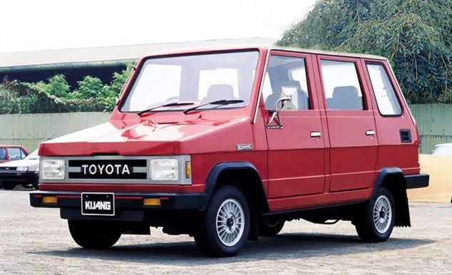 Toyota Kijang Generasi kedua sampai tahun 90'an memiliki model dengan bentuk lebih kotak. (Wikipedia)