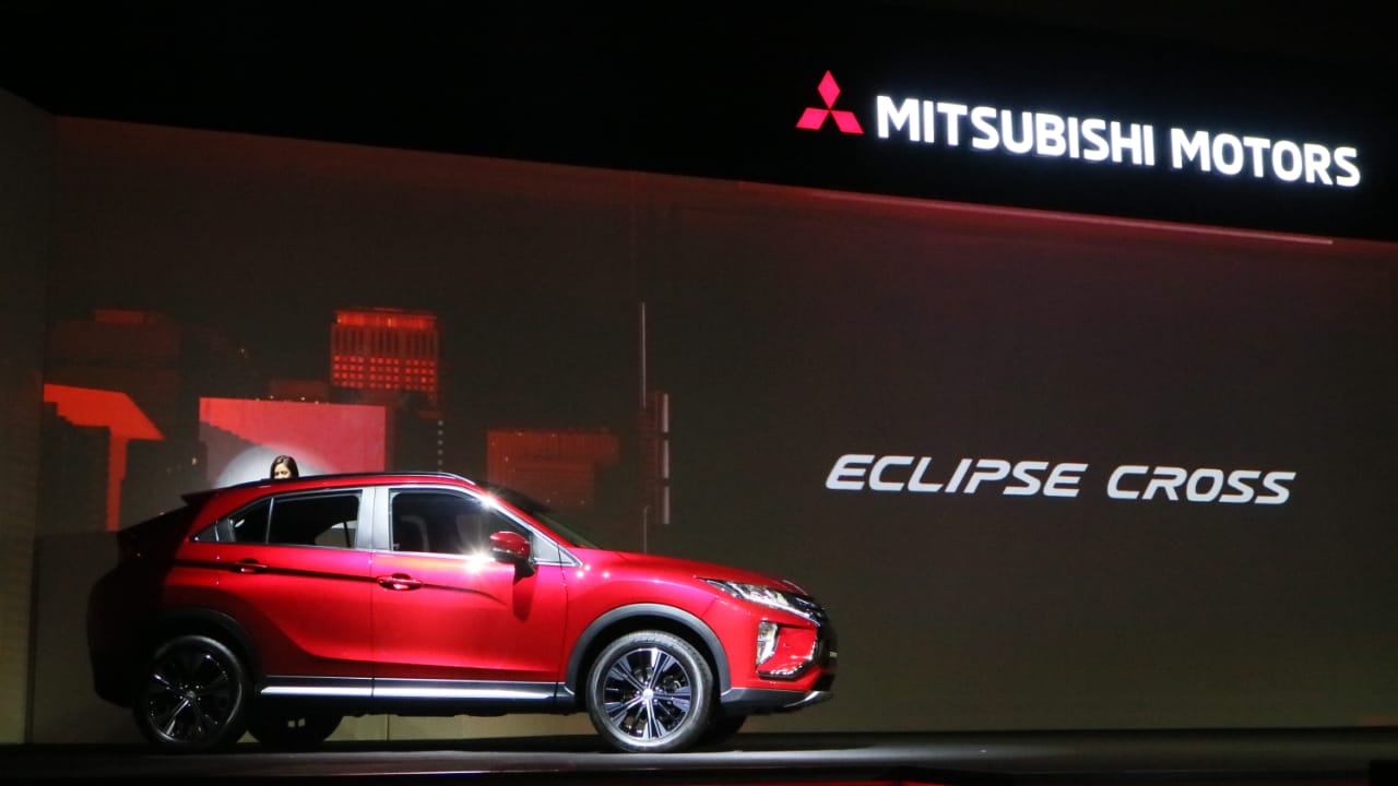 Mitsubishi Eclipse Cross tampak samping. (Herdi Muhardi)