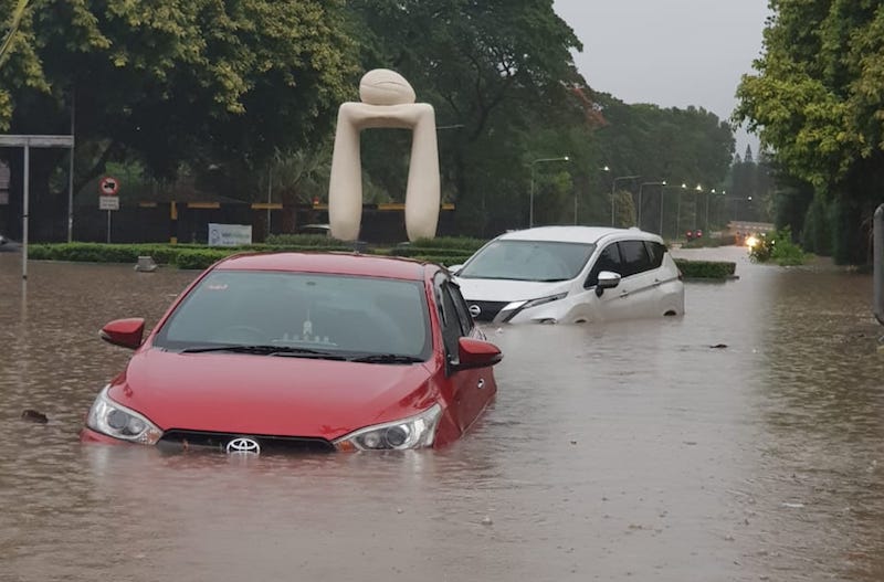Ilustrasi beberapa mobil terendam banjir. (istimewa)