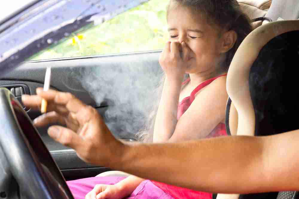 bau rokok di dalam mobil 