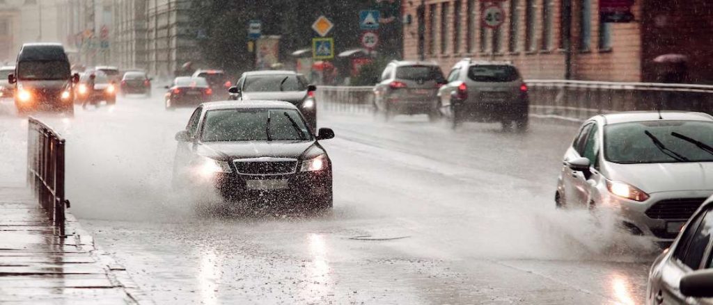 berkendara dengan aman saat musim hujan