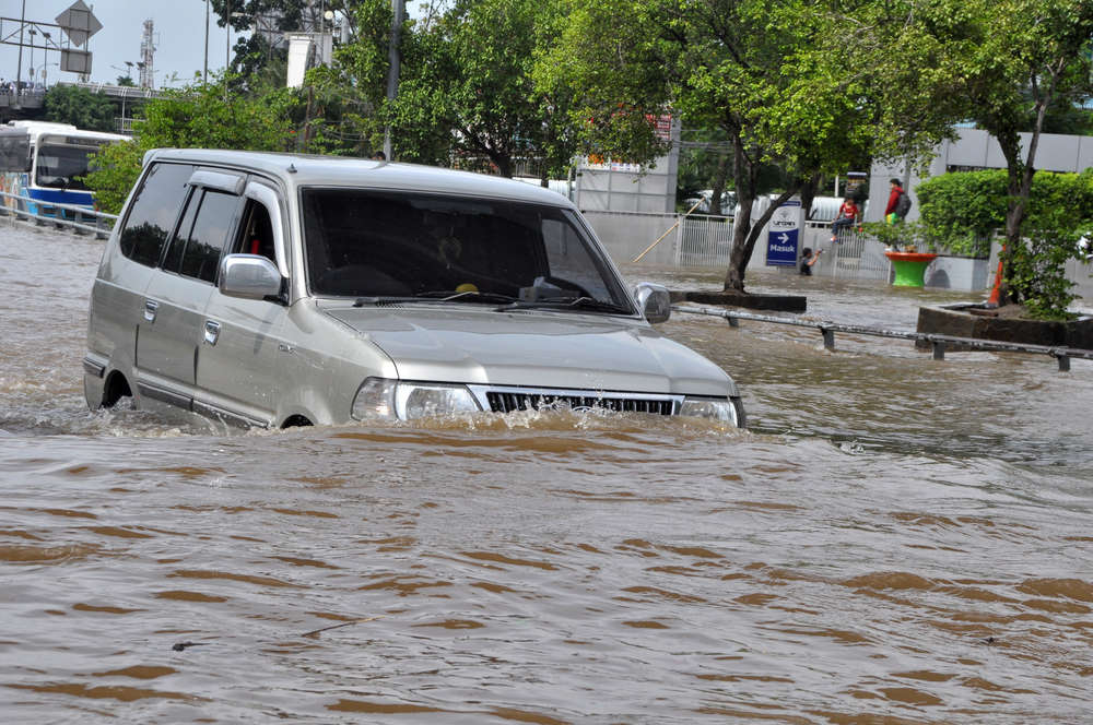 Tips merawat mobil dengan menghindarkan mobil terkena banjir
