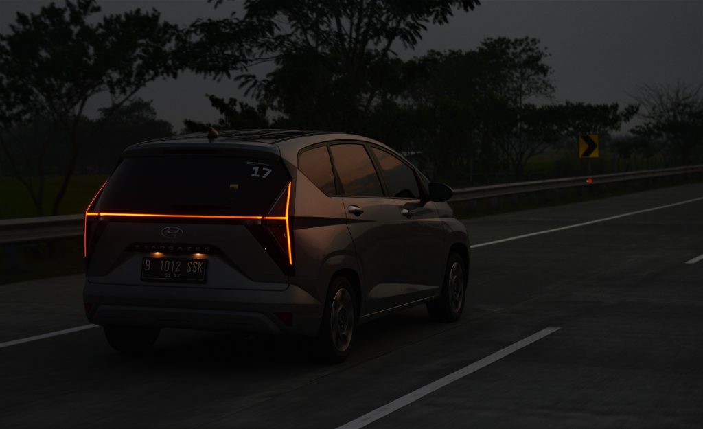 Hyundai Stargazer tes jalan tol malam