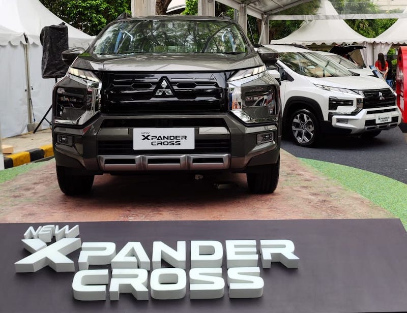 Hand over New Xpander Cross