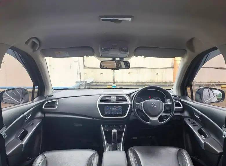 Interior mobil Suzuki SX4 S Cross